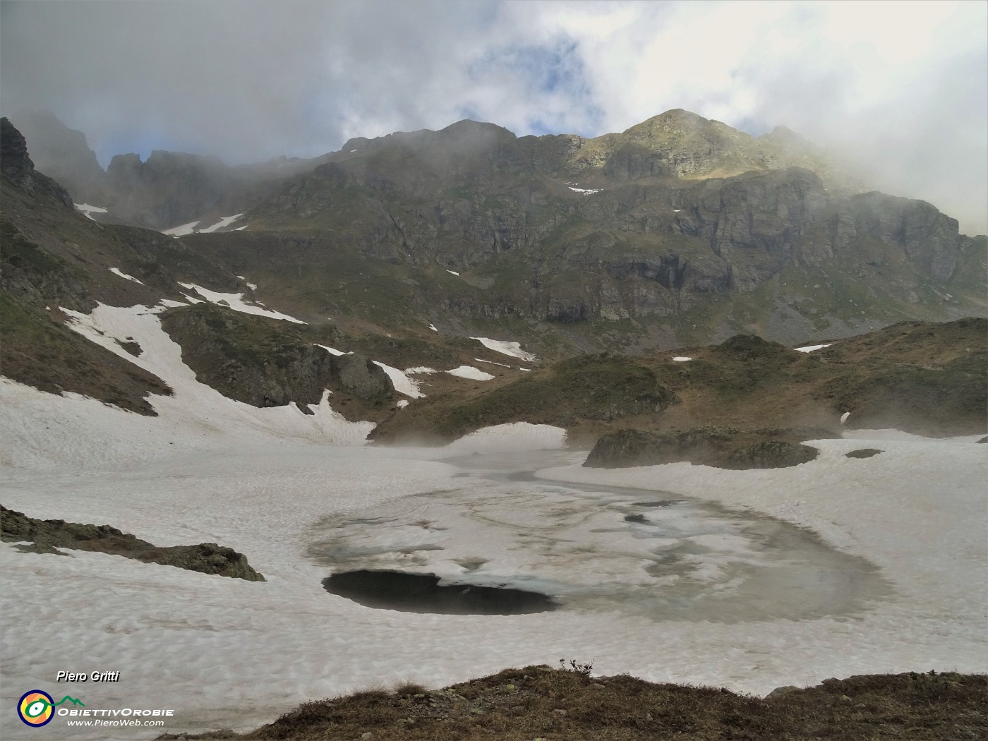 42 Il laghetto inferiore di Ponternica ancora ricoperto di neve....JPG